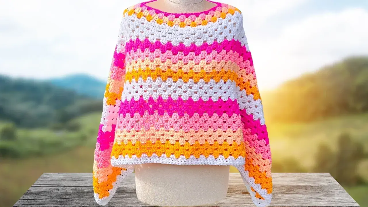 Poncho de lana a crochet, con rayas de colores vibrantes. Aprende como hacer un poncho de lana fácil y rápido.