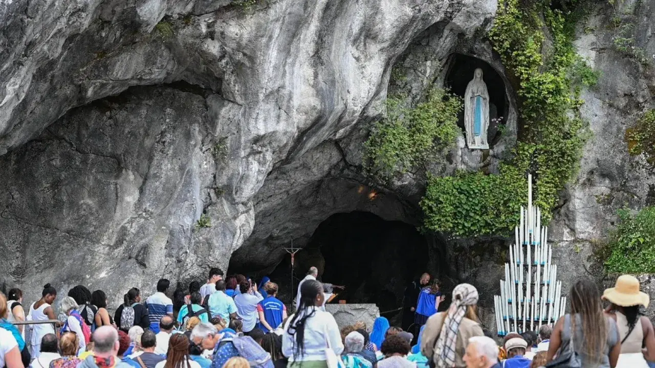 Pielgrzymi gromadzą się przed Grotą Massabielle w Lourdes, by złożyć modlitwę do Matki Bożej z Lourdes o uzdrowienie.