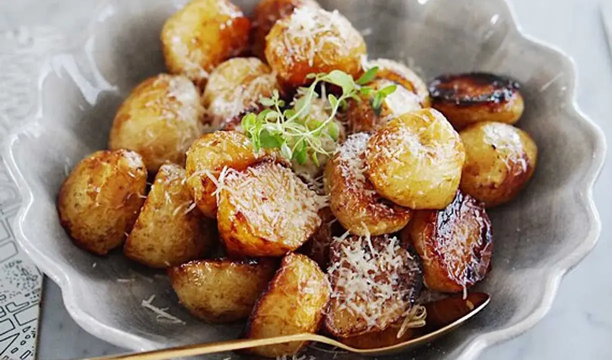 Ugnsrostade småpotatisar med parmesan och örter. Ett perfekt potatis recept för alla tillfällen.