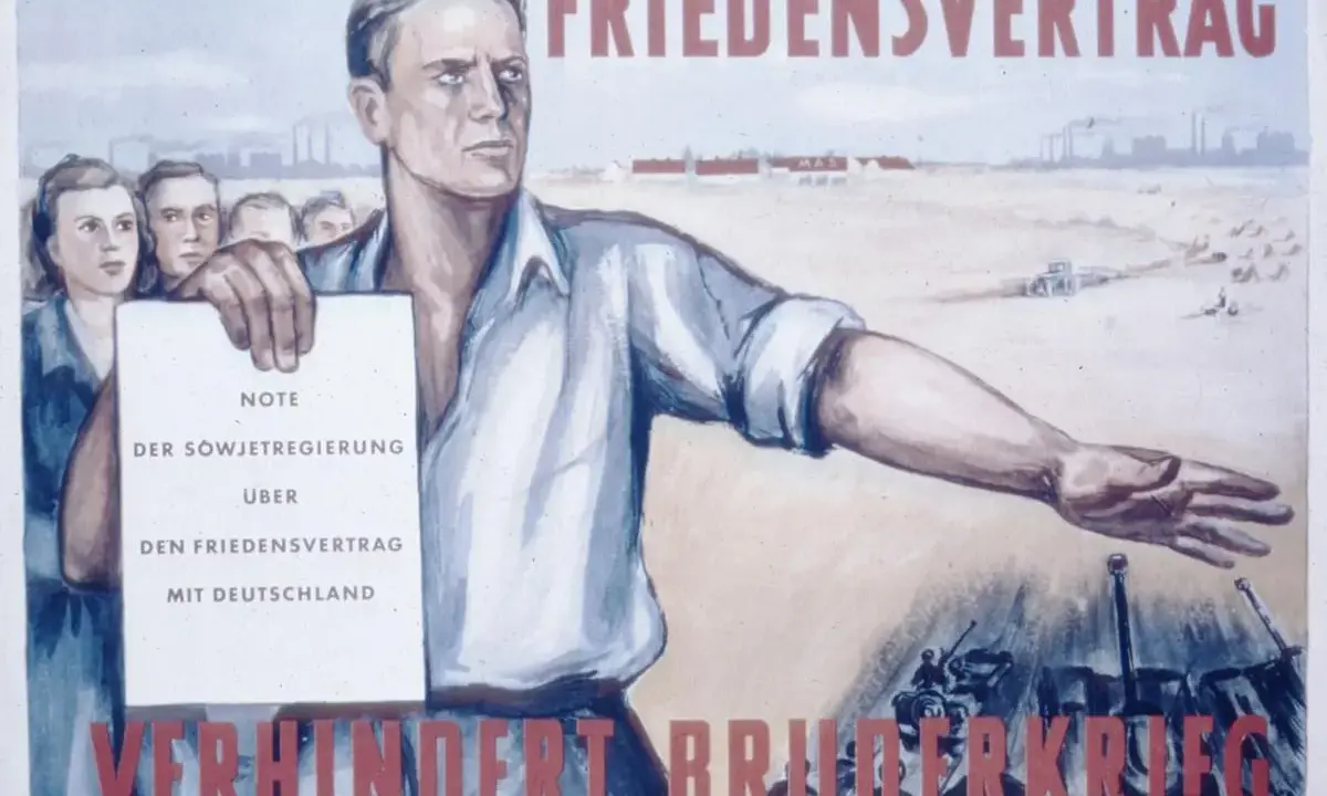 Propagandaplakat: Mann hält "Note der Sowjetregierung über den Friedensvertrag mit Deutschland". Die stalin note karikatur zeigt, wie ein Friedensvertrag Bruderkrieg verhindert.
