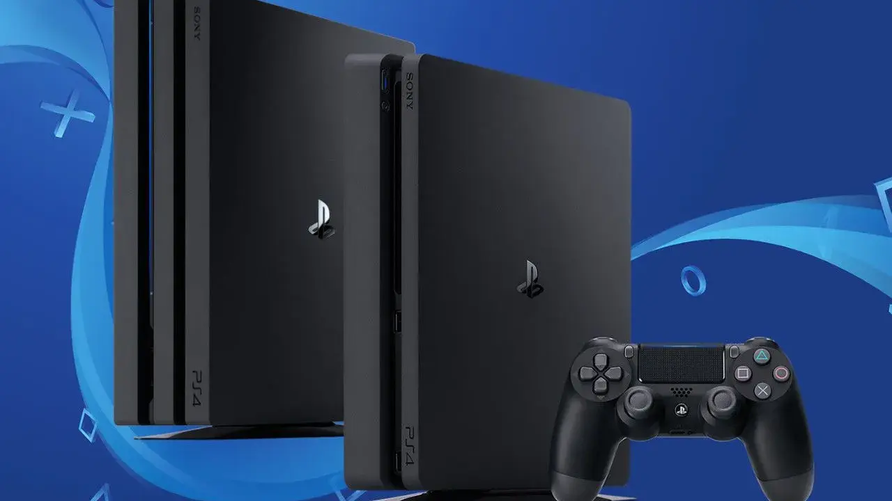 Dwie konsole PS4 i kontroler. Gracze zastanawiają się, kiedy serwery PS4 zostaną wyłączone, ciesząc się grami.