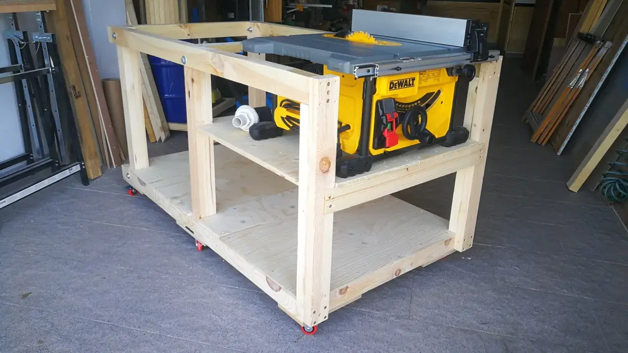 Banco de trabajo casero con sierra de mesa DeWalt. Aprende como hacer un banco de trabajo robusto y móvil para tu taller.