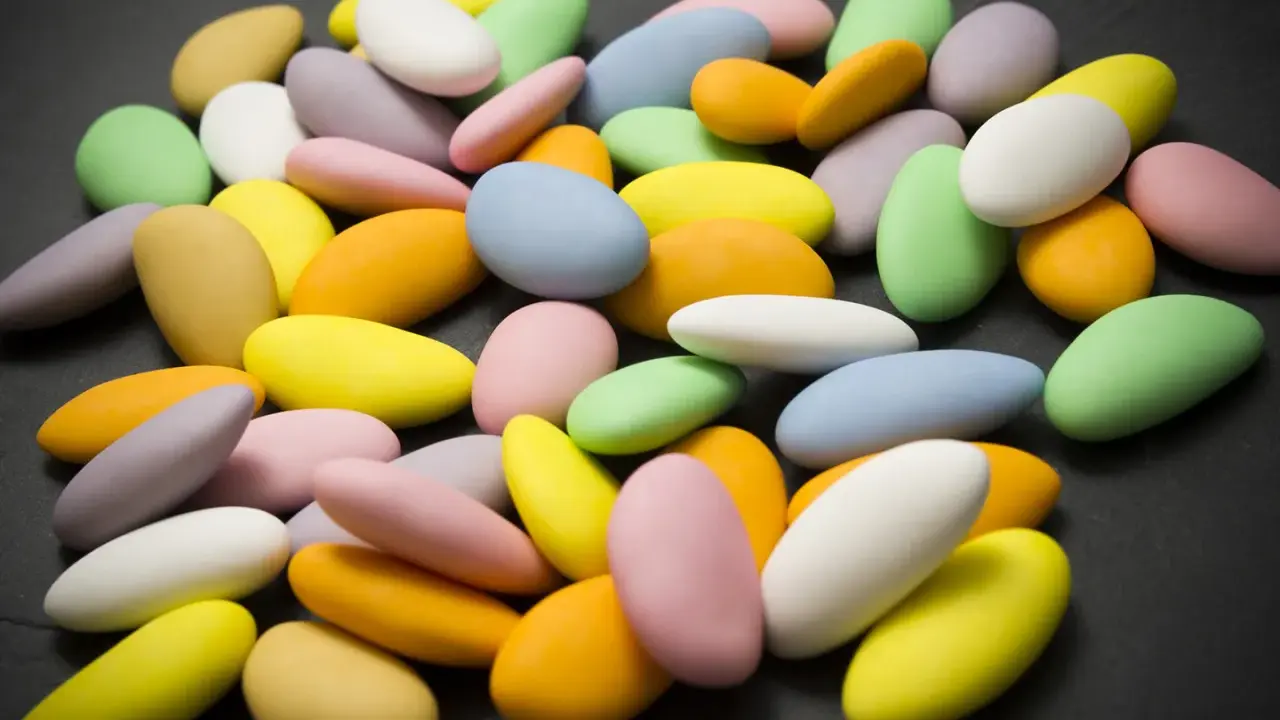 Dragées multicolores, une spécialité de Verdun, sur fond sombre.