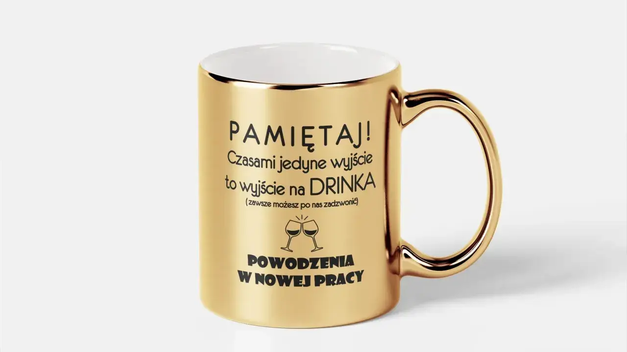 Złoty kubek z napisem "PAMIĘTAJ! Czasami jedyne wyjście to wyjście na DRINKA. POWODZENIA W NOWEJ PRACY". Idealny pomysł na prezent, gdy zastanawiasz się, jak wypisać zaproszenie na ślub dla delegacji z pracy.
