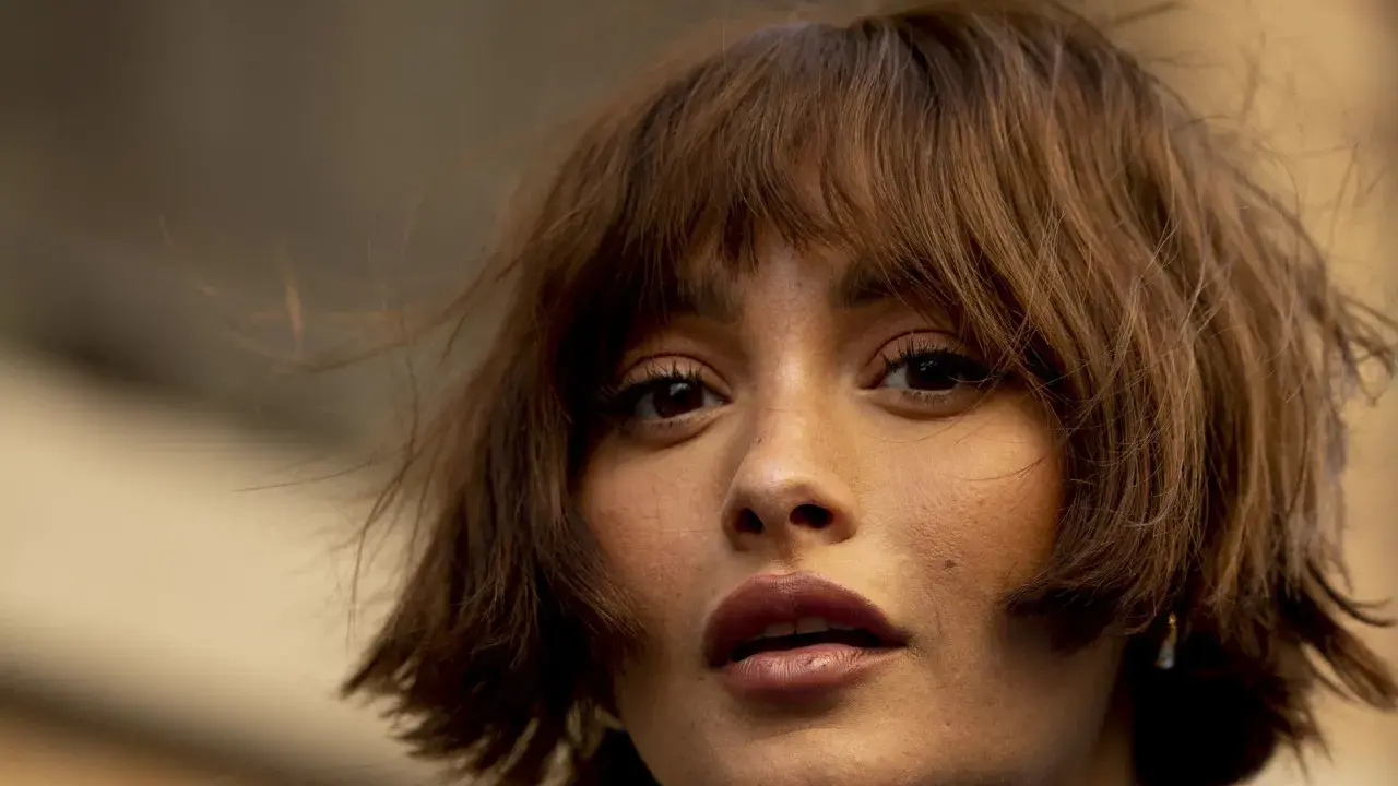 Eine Frau mit braunen, kurz geschnittenen Haaren und einem leichten Pony. Ein moderner Look, der durch das Damen Haare schneiden perfektioniert wurde.