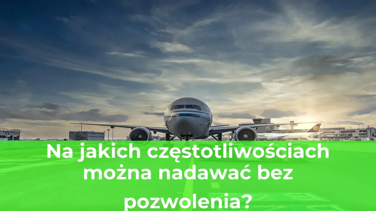 Samolot na lotnisku. Pytanie o to, na jakich częstotliwościach można nadawać bez pozwolenia.