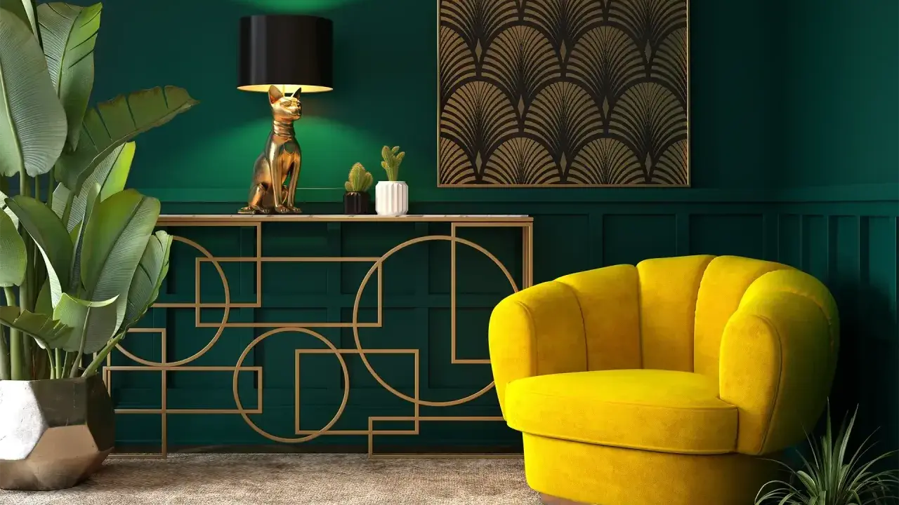 Eleganckie wnętrze w stylu art deco nowoczesny: złoty kot jako lampa, żółty fotel i geometryczne zdobienia na zielonej ścianie.