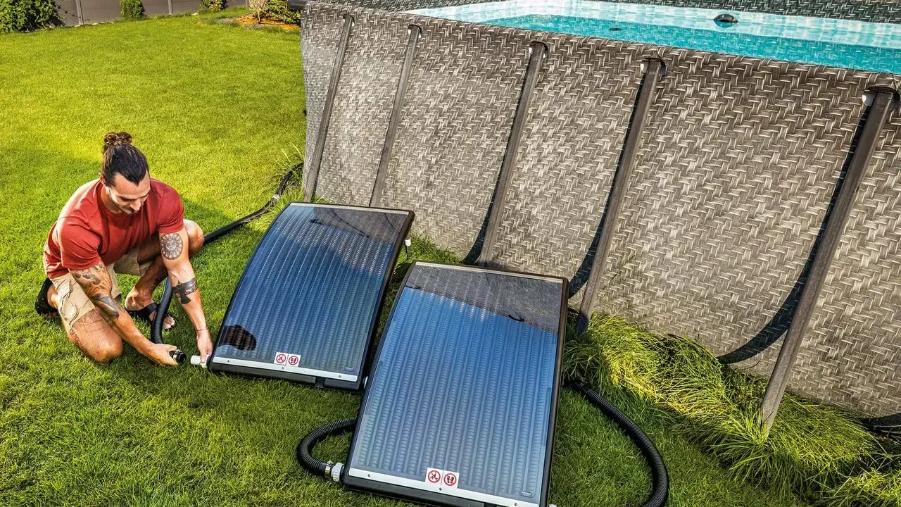 Man kopplar solceller till poolen för att värma upp vattnet.