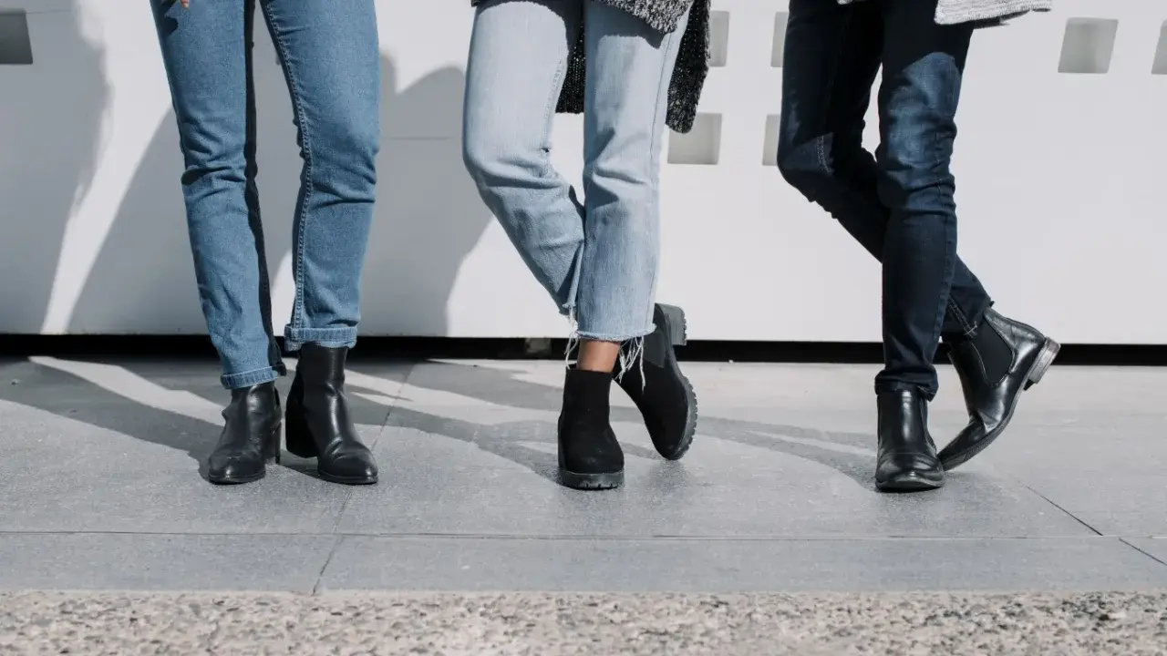 Trzy pary butów do jeansów: czarne botki na obcasie, zamszowe botki na grubej podeszwie i eleganckie czarne sztyblety.