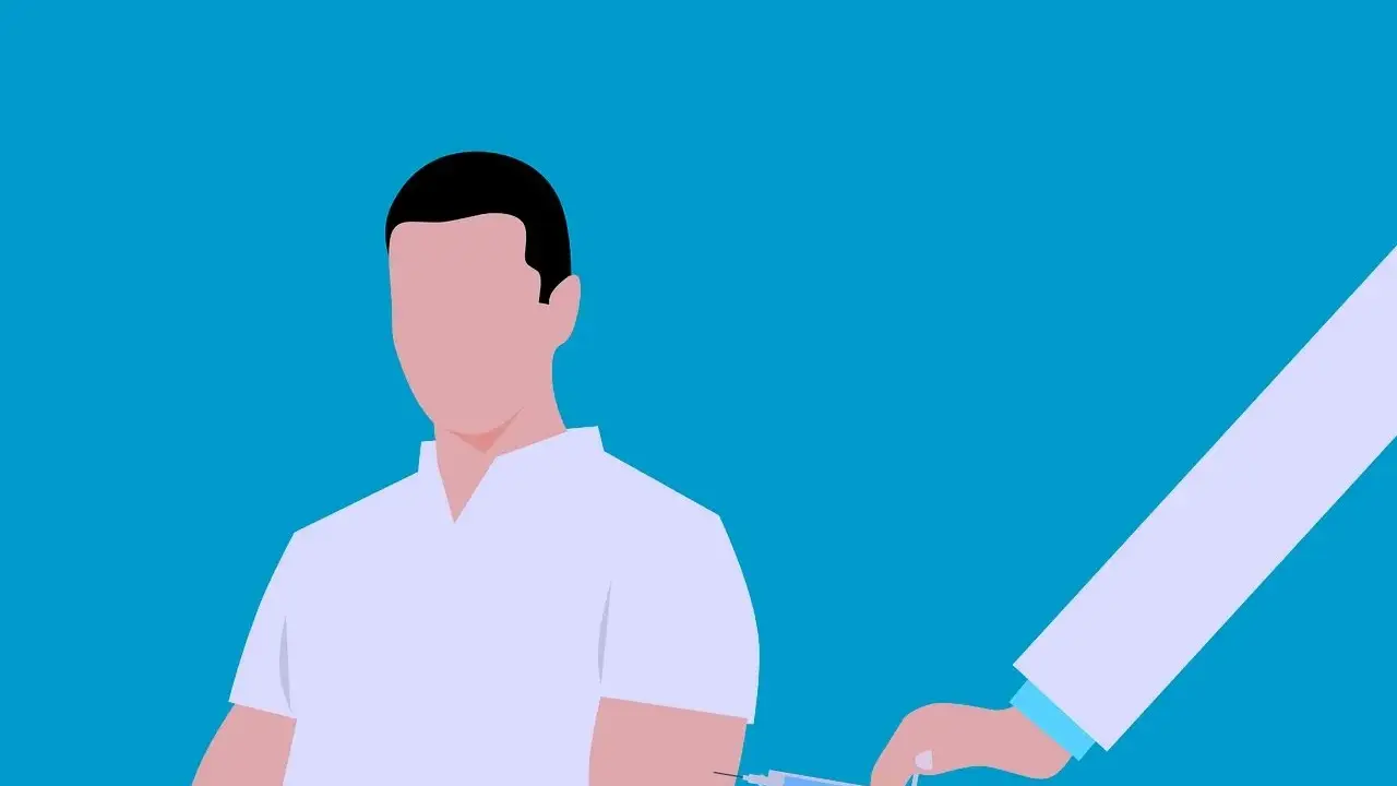 En person får ett vaccin. En läkare ger en injektion, kanske för att skydda mot gula febern.