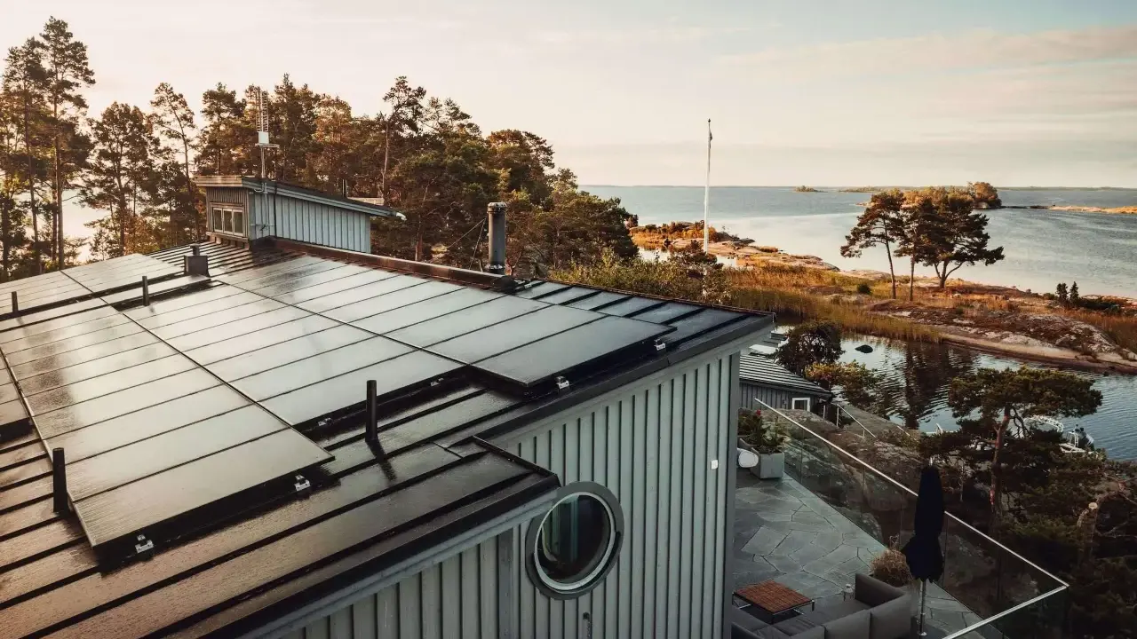 Tak med solpaneler vid vattnet, en vy som en solkartan Stockholm.