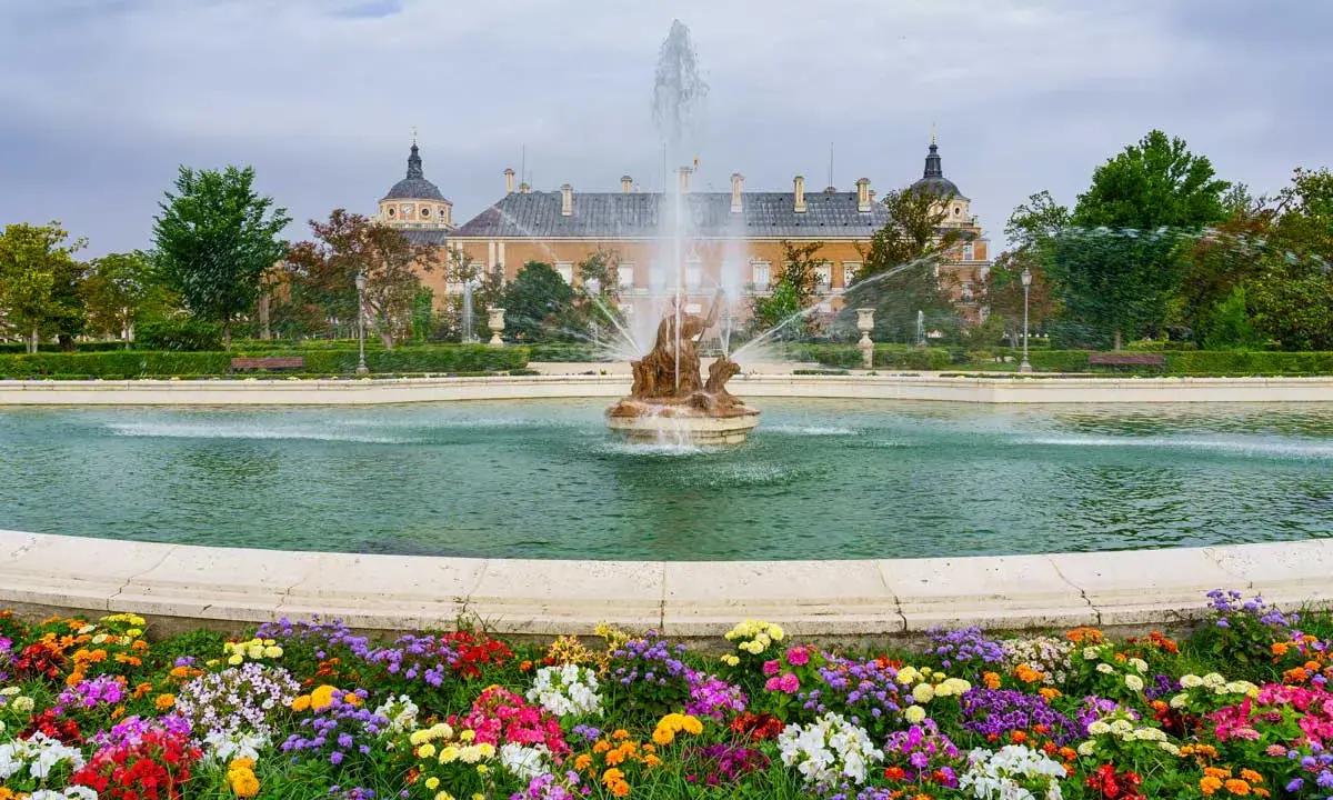 Jardines del Palacio Real de Aranjuez con fuente y flores. Un lugar ideal que ver en Aranjuez con niños para disfrutar de la naturaleza.