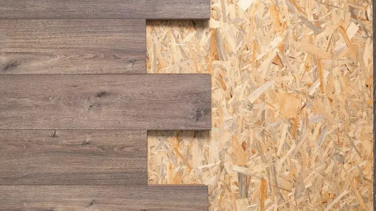 Deska drewnopodobna na tle płyty OSB. Wymiary płyty OSB są widoczne w odsłoniętych fragmentach.