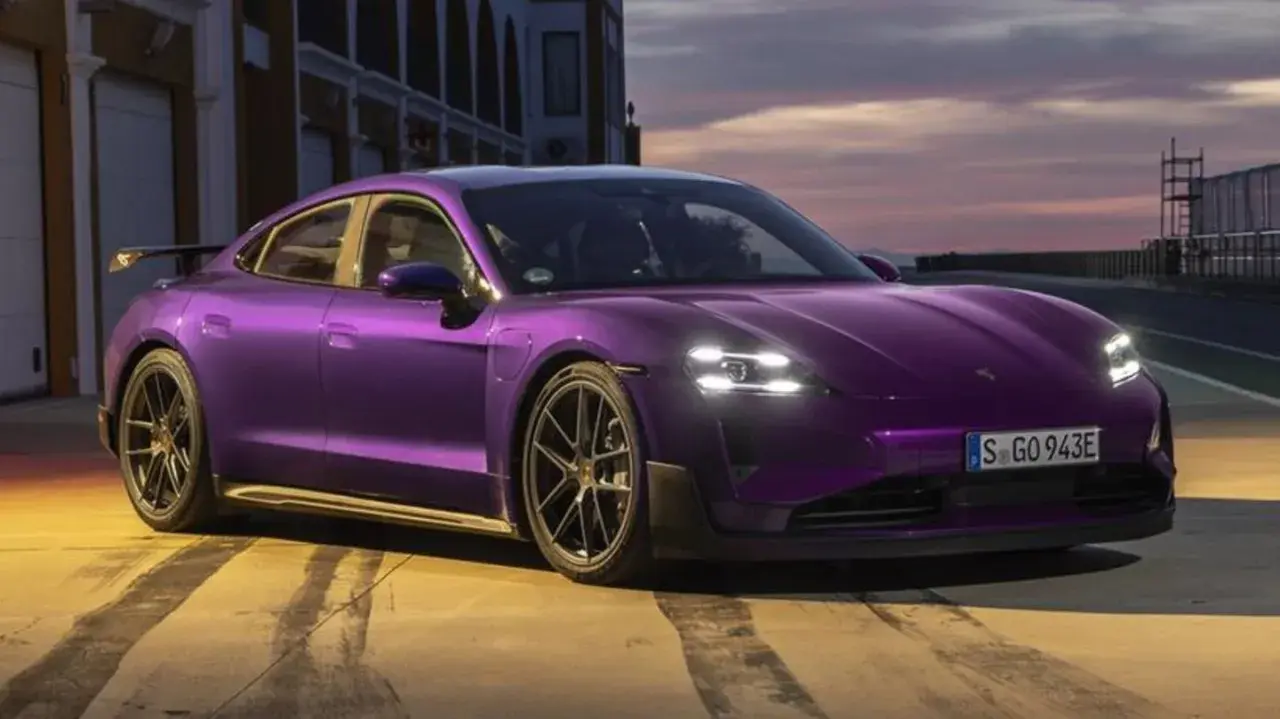 Ein violetter Porsche Taycan, ein Meisterwerk der Elektromobilität, steht im Abendlicht. Verschiedene Porsche Taycan Modelle begeistern mit ihrem Design.