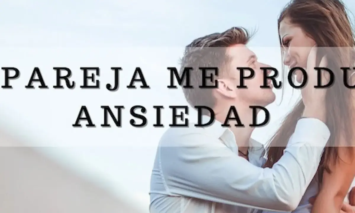 Pareja se mira con ternura, pero la ansiedad puede hacer que mi pareja se aleje.