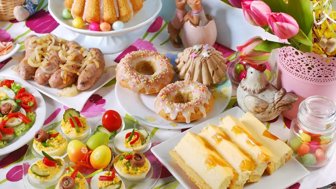 Wielkanocne potrawy: babka, kiełbaski, jajka faszerowane, sernik i słodkości. Lista przysmaków na święta.
