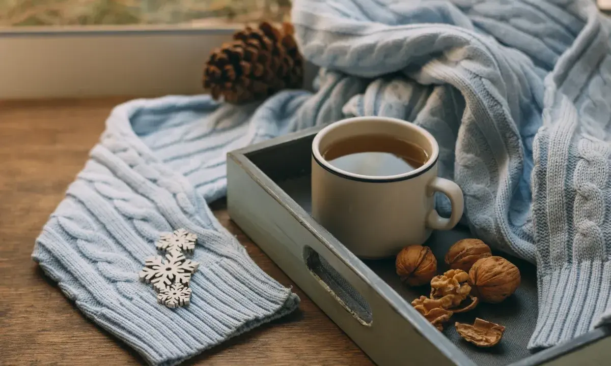Ciepła herbata, orzechy i miękki sweter tworzą idealną atmosferę na długi weekend listopad.