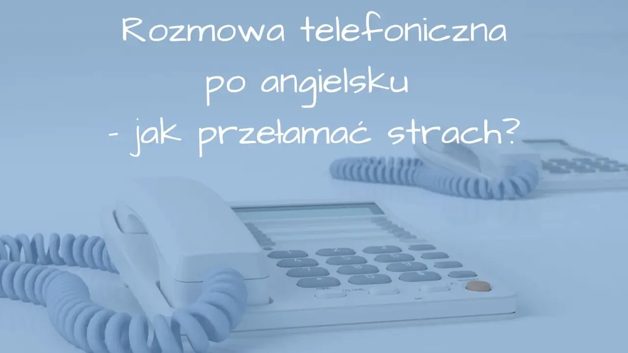 Rozmowa telefoniczna po angielsku - jak przełamać strach? Biały telefon na jasnoniebieskim tle.