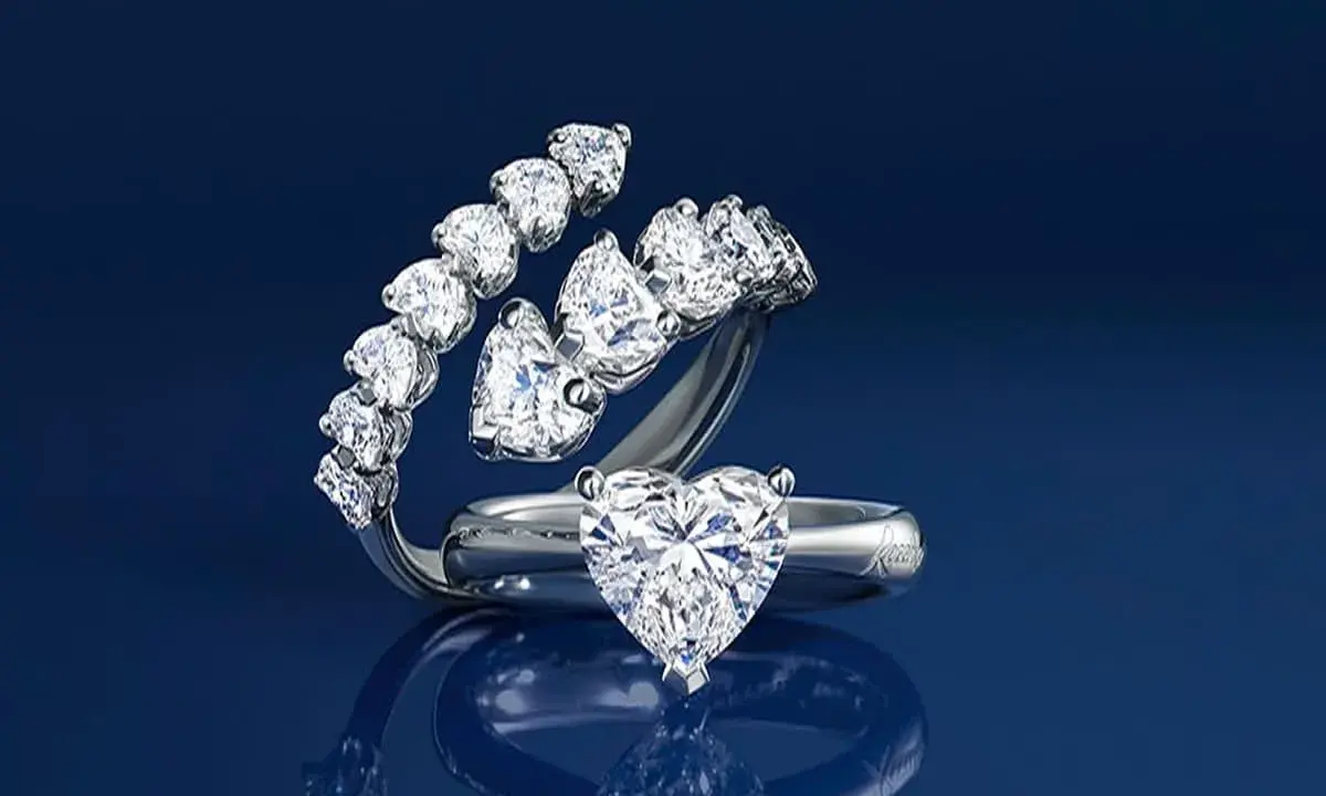 Anello con 5 diamanti a cuore, simbolo di amore eterno. Un gioiello prezioso che racconta una storia.