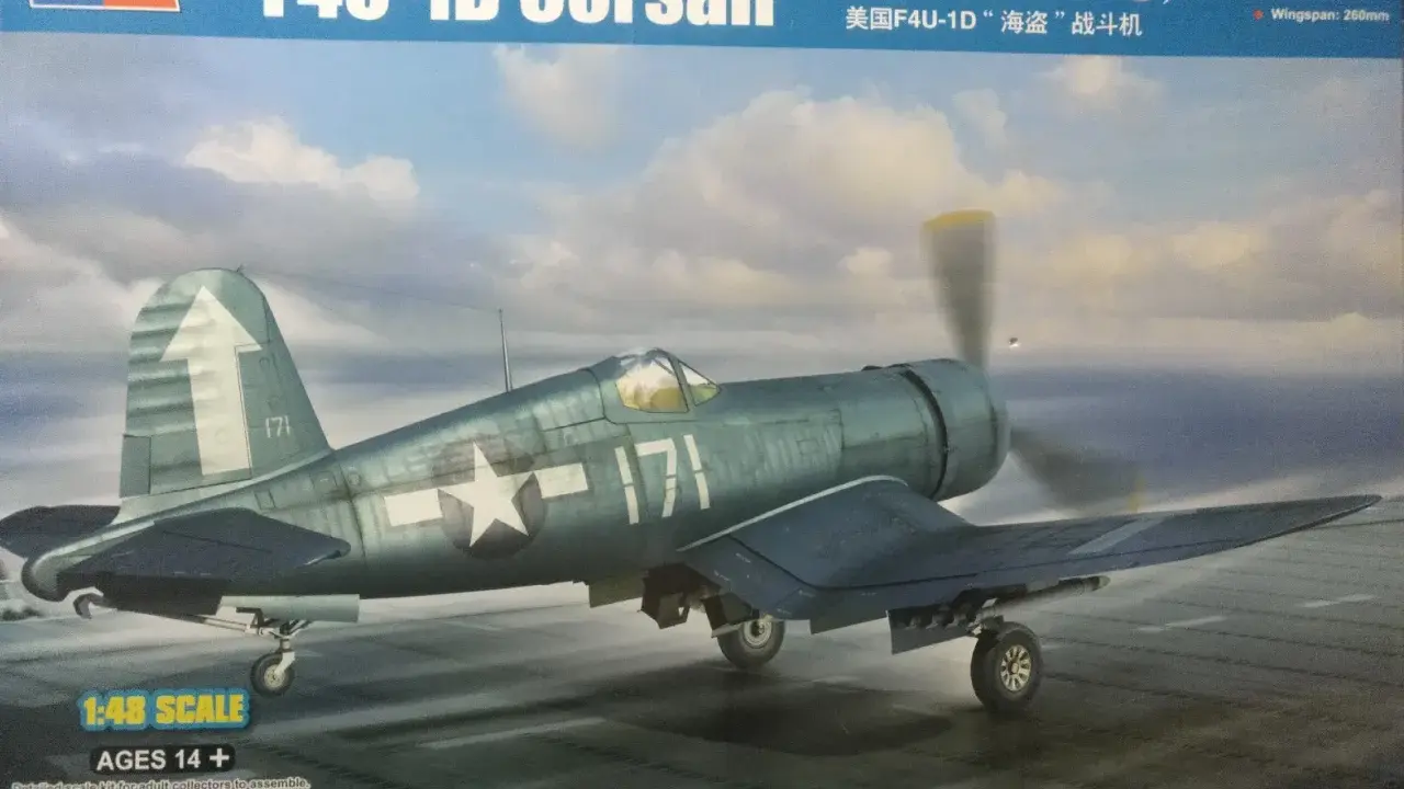 Das Corsair Flugzeug auf der Hobby Boss Verpackung, bereit zum Zusammenbau.