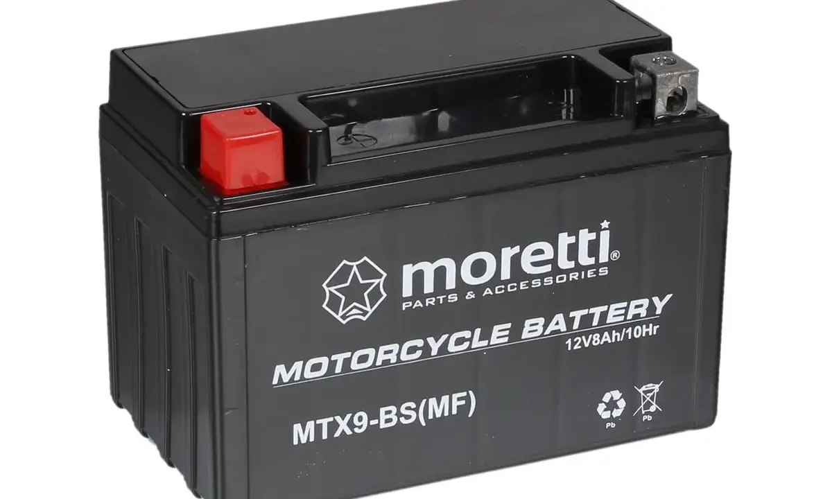 Czarny akumulator motocyklowy Moretti MTX9-BS(MF) 12V8Ah. Czy to model AGM czy żelowy?