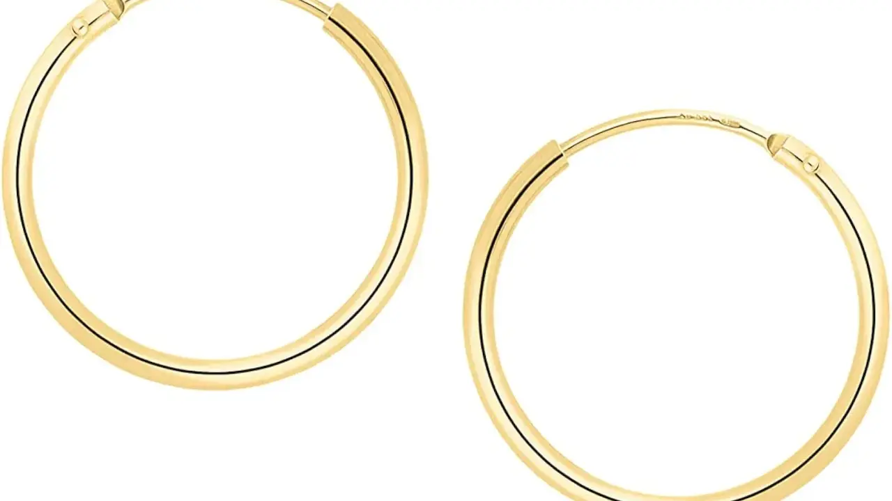 Coppia di orecchini a cerchio in oro 8 carati. Questo significa che sono composti per il 33,3% da oro puro, il resto è una lega.