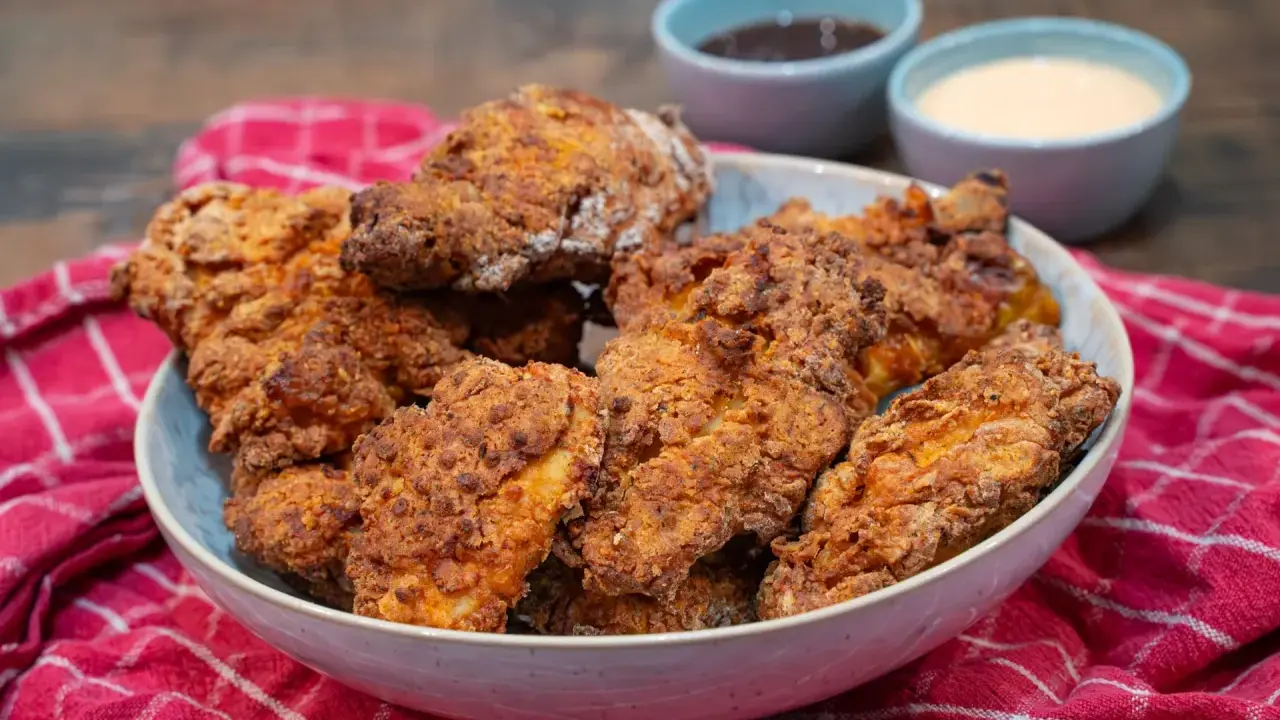 Knuspriges Hähnchen nach KFC-Art, perfekt mit unserem geheimen KFC Marinade Rezept zubereitet. Dazu gibt es Dips.