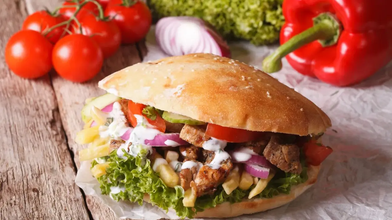 Kebab w cieście: Od 700 do 1100 kcal? Jak jeść świadomie