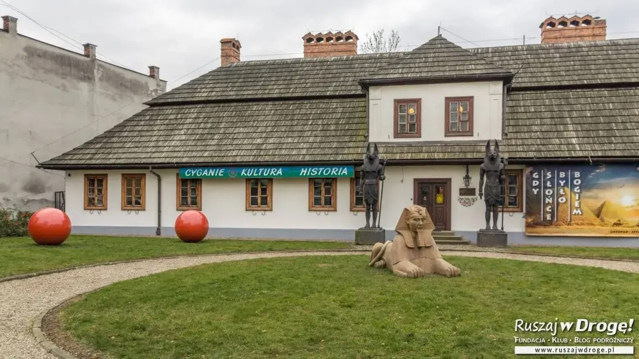 Tarnów atrakcje: Sfinks i egipskie posągi przed budynkiem z napisem "Cyganie Kultura Historia".