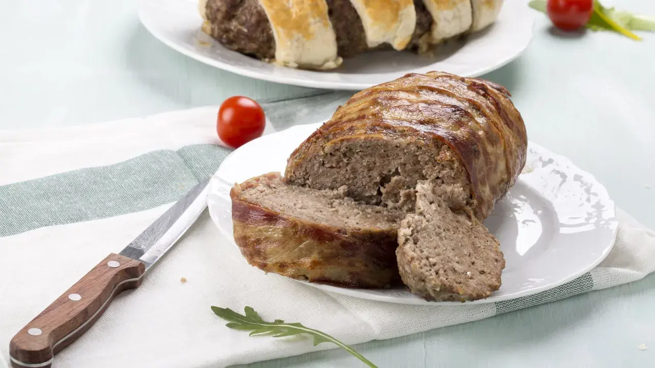 Herzhaftes Hackbraten Rezept, umhüllt von knusprigem Speck. Ein Klassiker, der immer schmeckt.