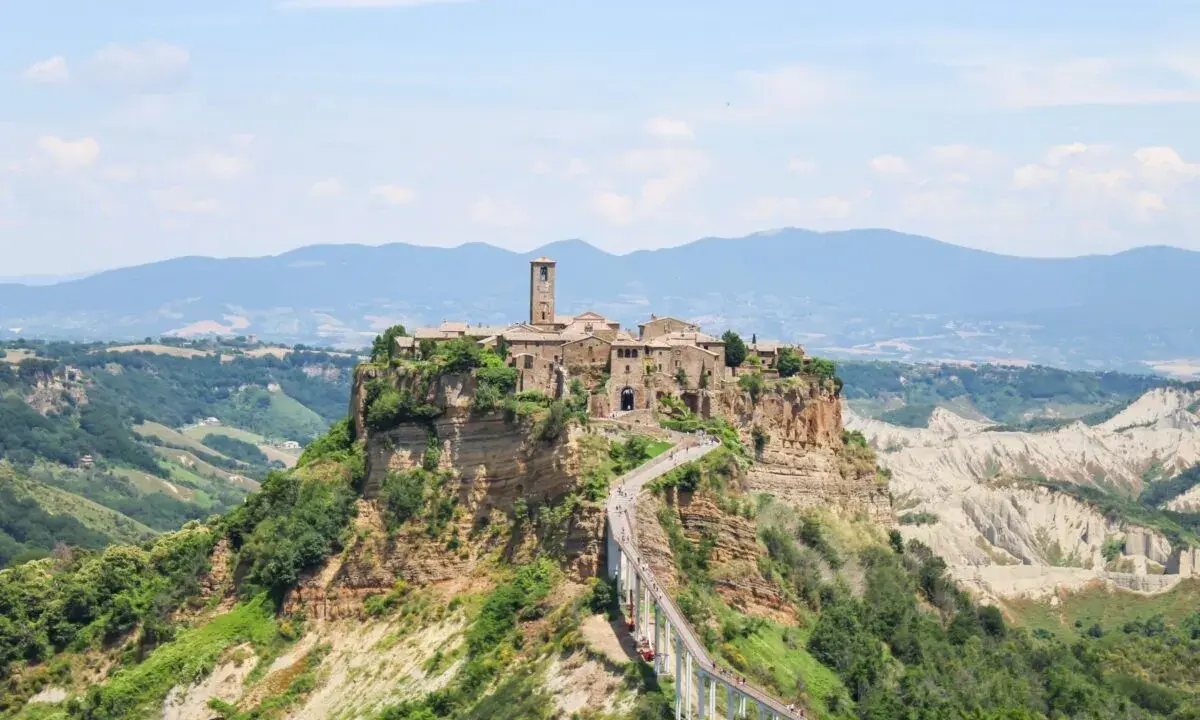Un borgo medievale su una rupe, perfetto per un weekend fuori porta da Roma. Un ponte pedonale collega il paese alla terraferma.