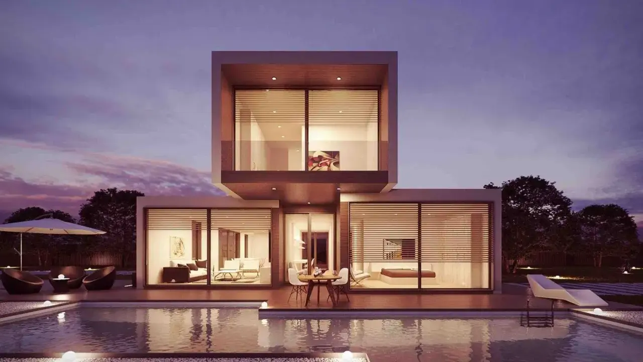 Moderne Villa mit Pool und Terrasse, ideal für den Hausbau planen. Beleuchtete Innenräume und ein schöner Abendhimmel.
