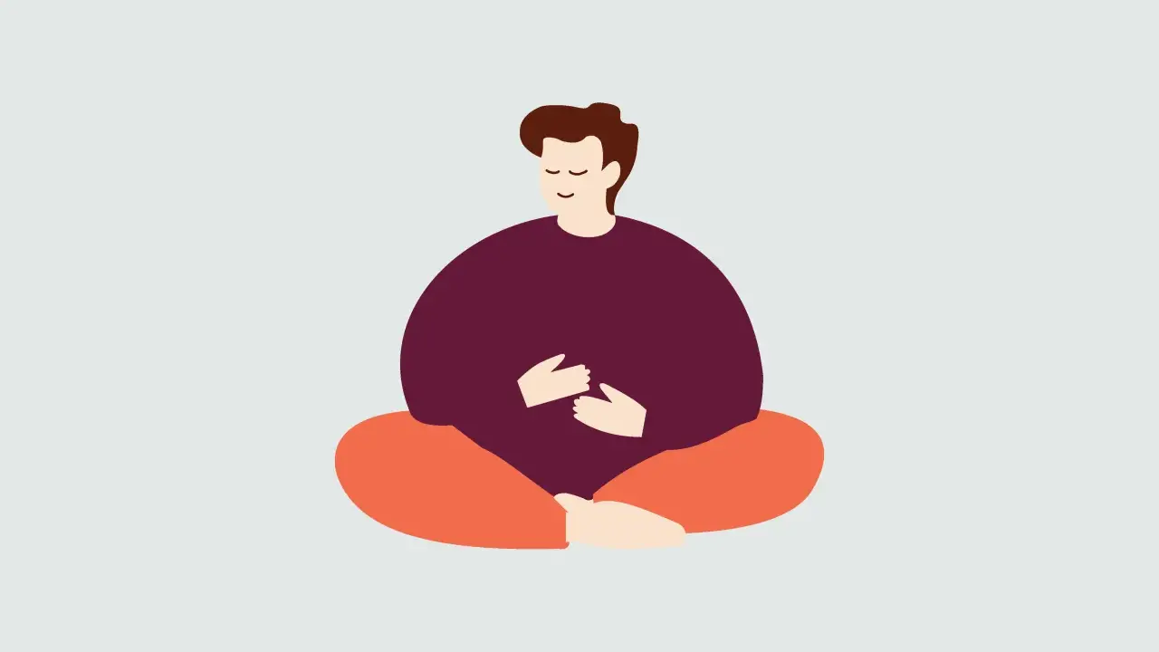 En person sitter i meditationsställning, med slutna ögon och händerna vilande på magen. En bild som påminner om Kristin Neffs arbete med självmedkänsla.