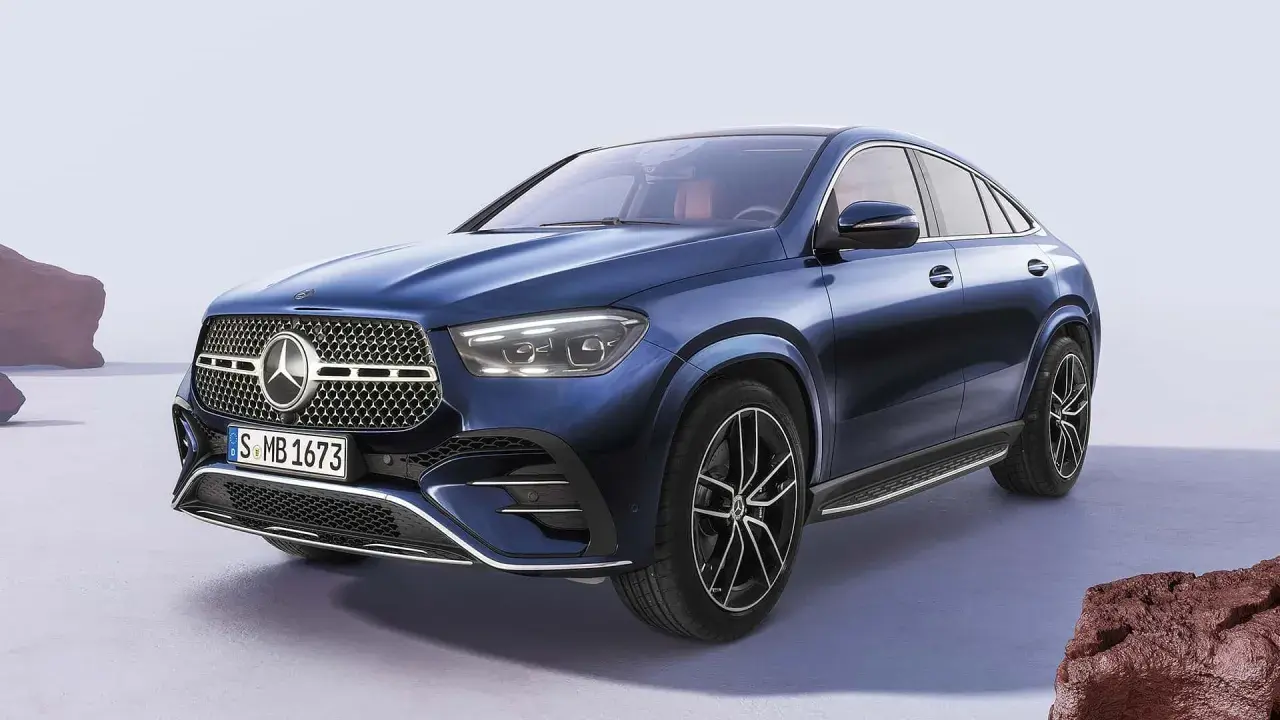 Blauer Mercedes-Benz GLE Coupé mit Diesel-Hybrid-Antrieb, elegant und sportlich auf einem hellen Untergrund.