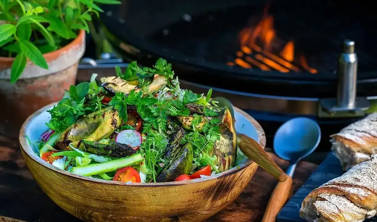 En härlig sallad till grillat, fylld med grillade grönsaker, färska örter och krispiga rädisor. Perfekt som tillbehör till sommarens grillkvällar.
