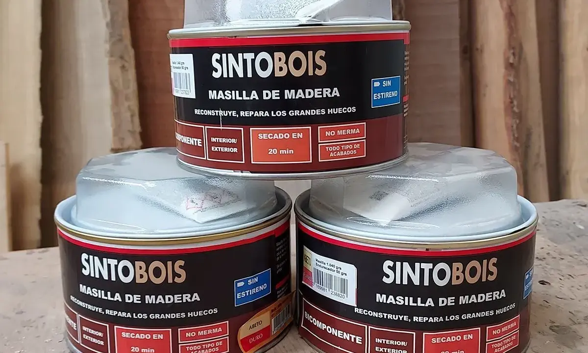 Latas de masilla de madera Sintobois, ideal para emplastecer paredes y reparar huecos. Secado rápido y sin merma.