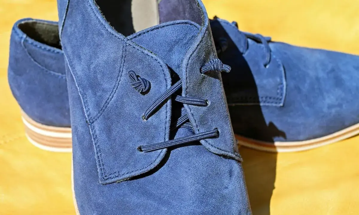 Eleganckie, granatowe buty z zamszu. Dowiedz się, czym czyścić zamsz, aby zachować ich nienaganny wygląd.