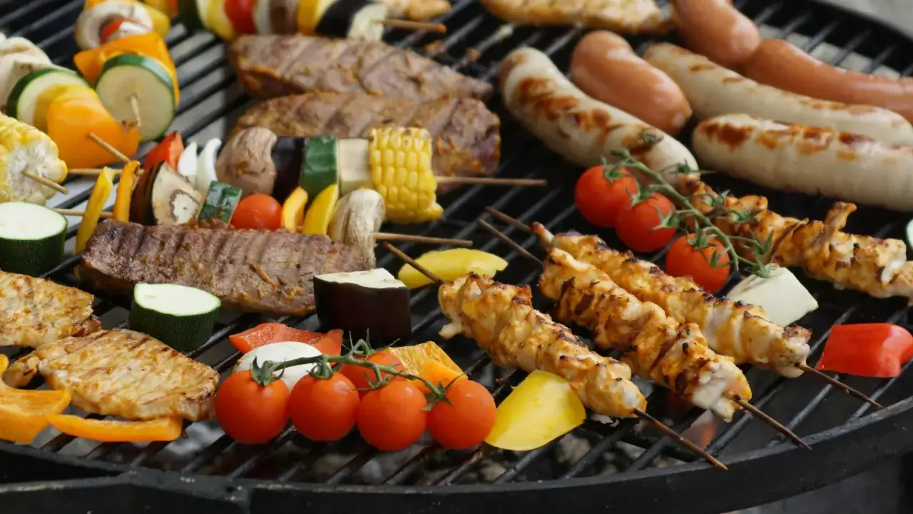Deliciosa barbacoa con brochetas de pollo, salchichas, bistec y verduras. ¡Una guía visual de como hacer barbacoa!