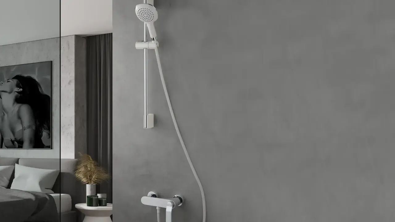 Mitigeur de douche moderne avec douchette et barre réglable. La hauteur du mitigeur douche est idéale pour un usage confortable.