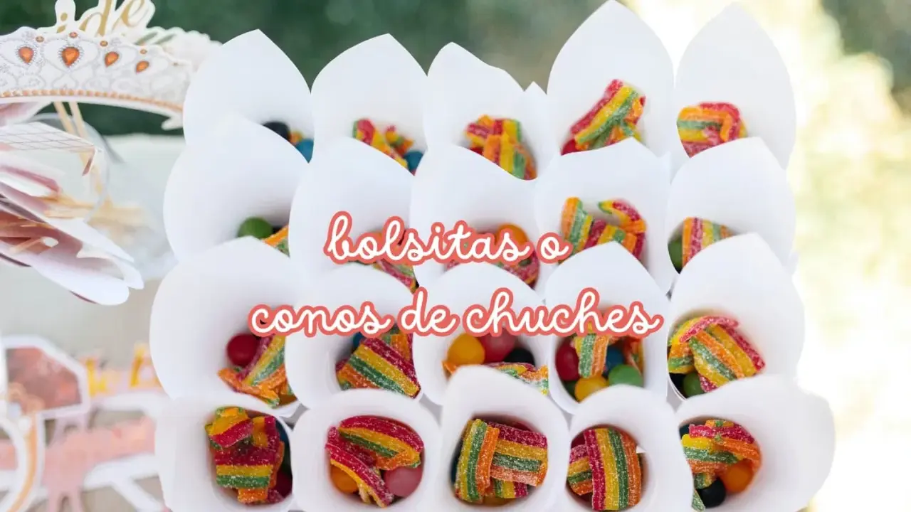 Conos blancos llenos de chuches de arcoíris y bolitas de colores. ¡Perfecto para que meter en una bolsa de chuches!