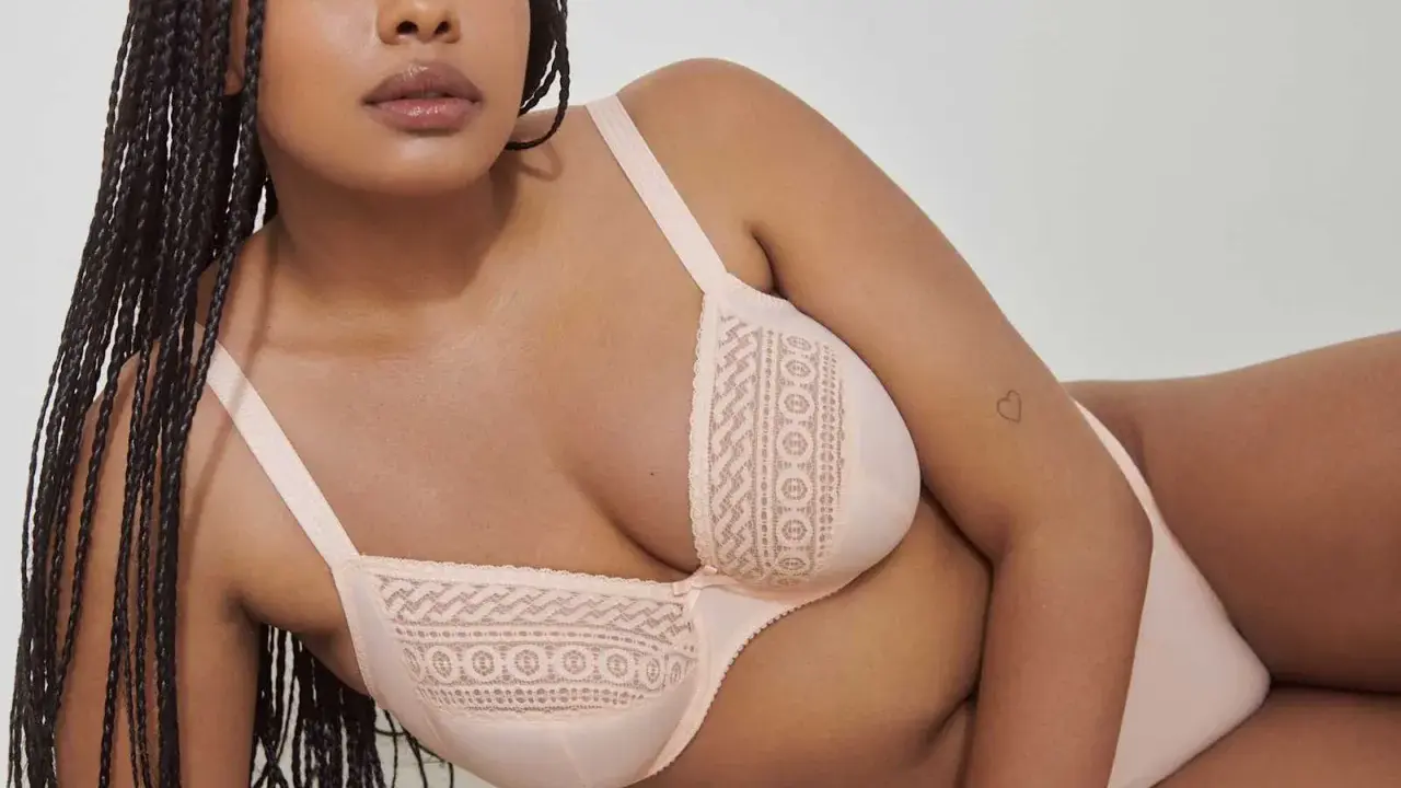 Modello con trecce indossa un reggiseno color pesca con pizzo. La taglia 4b reggiseno a cosa corrisponde?