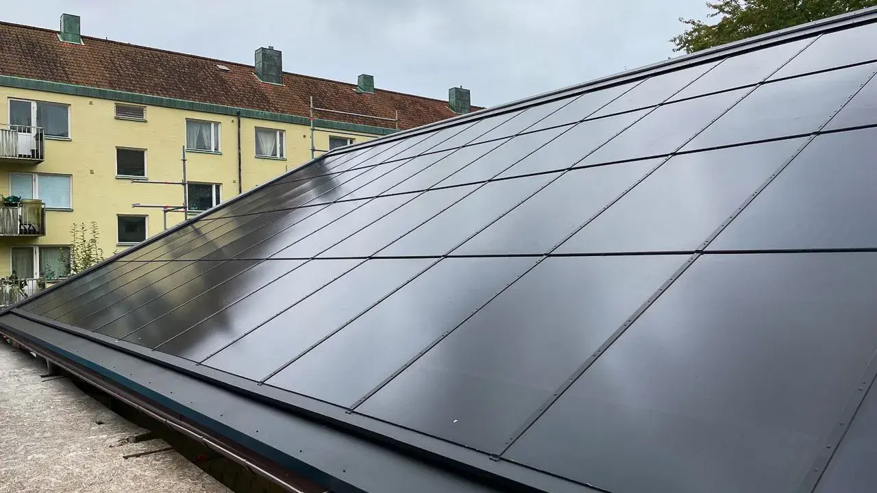 Nya solpaneler på taket, en investering för framtiden. Raymond Solar ser till att solen jobbar för oss.