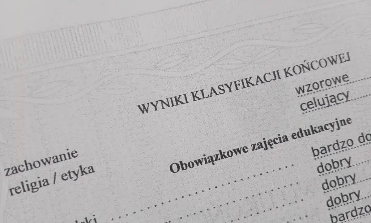 Wyniki klasyfikacji końcowej, kluczowe dla podania do szkoły średniej. Widoczne oceny z zachowania, religii i języka polskiego.