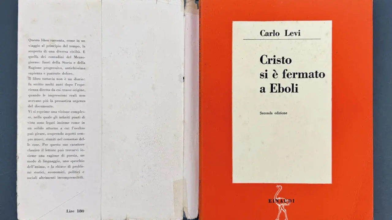 Copertina di "Cristo si è fermato a Eboli" di Carlo Levi. Il libro esplora il significato di una civiltà contadina fuori dal tempo.