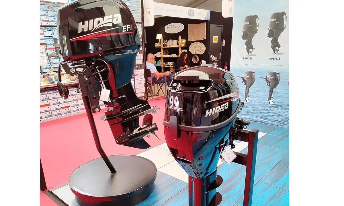 Deux moteurs hors-bord HIDEA EFI, un 9.9 CV et un plus grand, sont exposés. Les avis sur les moteurs HIDEA sont positifs.