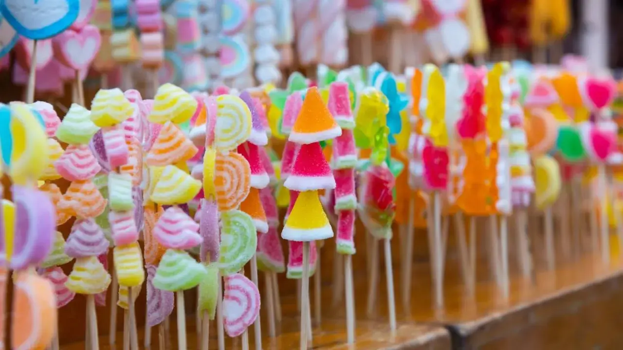 Coloridas brochetas de chuches, un arcoíris de dulces en palitos, listas para endulzar cualquier momento.