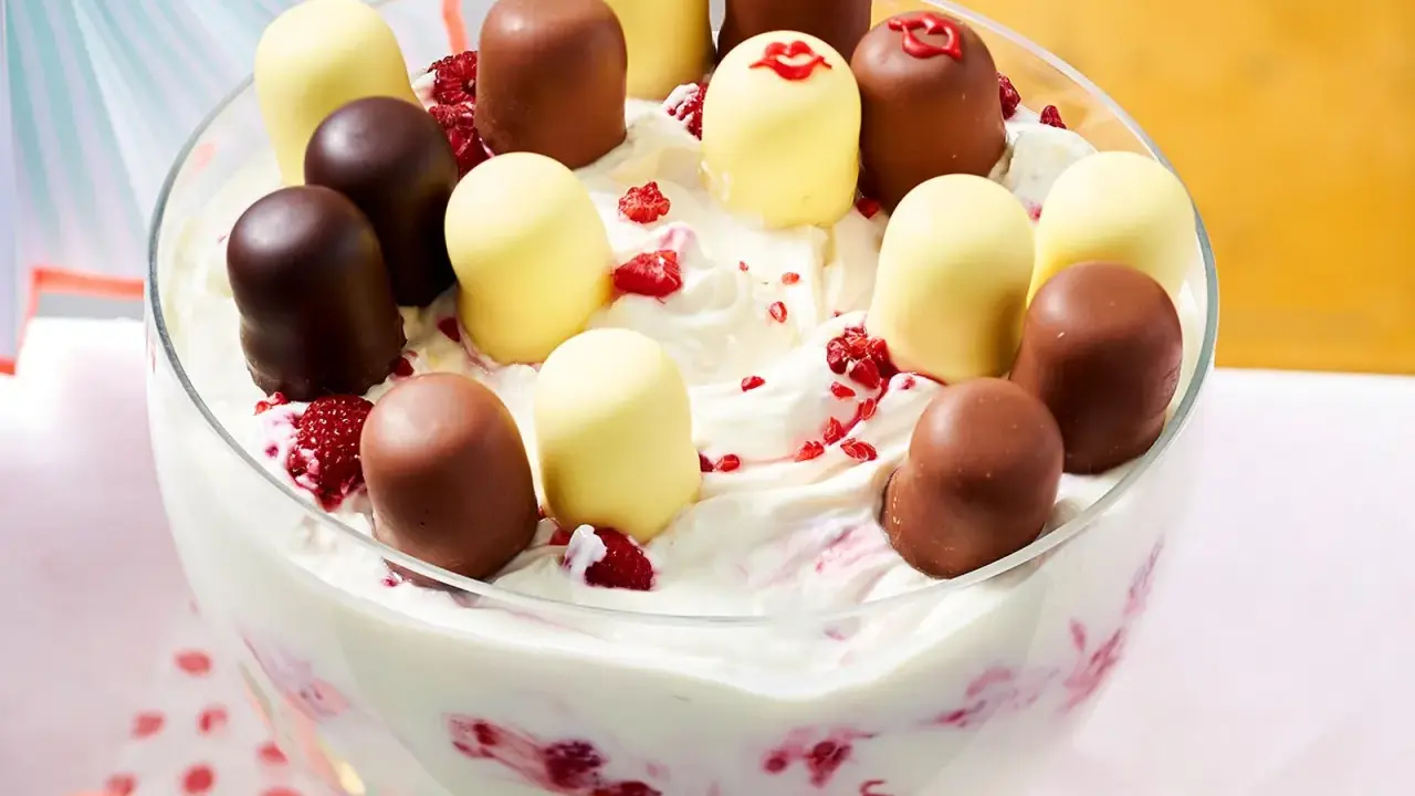 Cremiges Dessert mit Himbeeren und Schoko-Bällen. Perfekte nachtisch ideen für jeden Anlass!