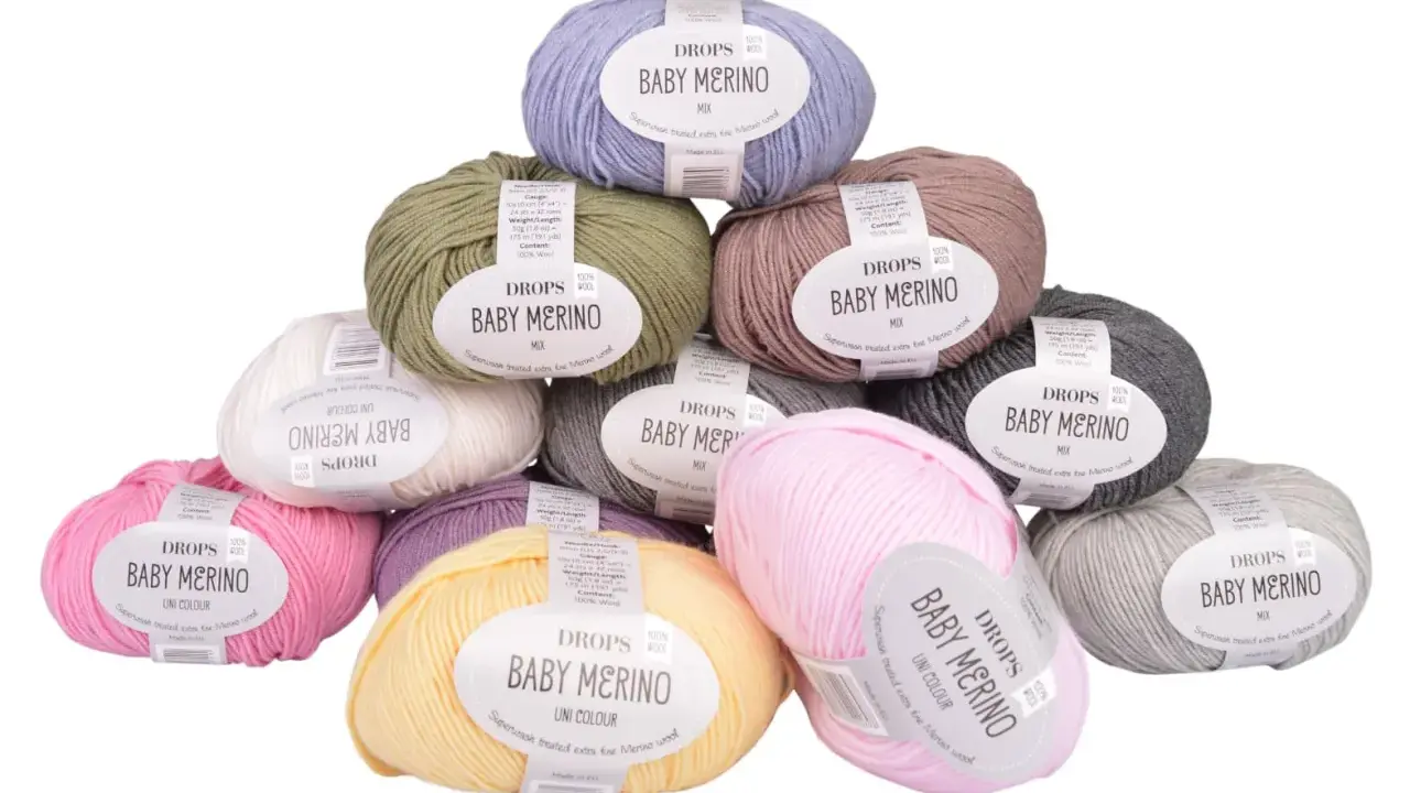 Här är ett urval av DROPS Baby Merino-garn i olika färger, perfekt för att sticka en mjuk babyfilt.