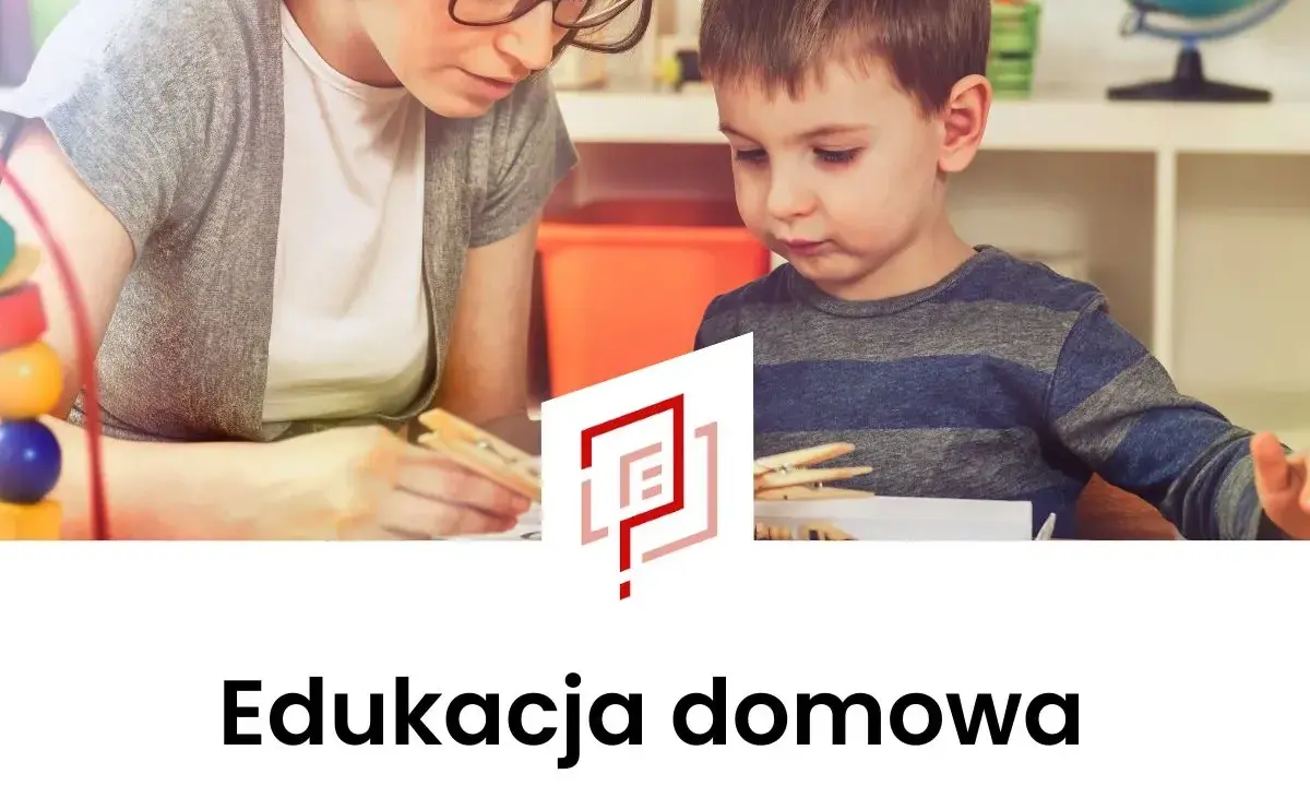 Kobieta z okularami i chłopiec w pasiastej bluzce uczą się w domu. Edukacja domowa to świetna przygoda.