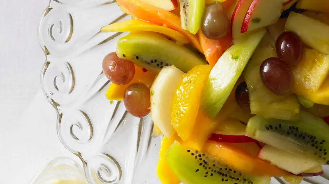 Bunter Obstsalat mit Kiwi, Mango, Trauben und Orange – ein einfaches obstsalat rezept für den Sommer.